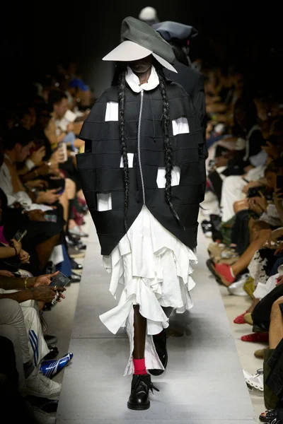 Look 16